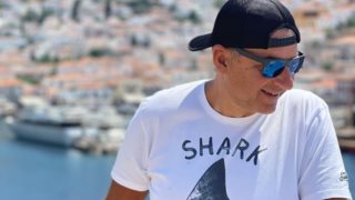 Ο Γιώργος Λιάγκας κάνει... βόλτα στο Αιγαίο με τους γιους του - Οι νέες καλοκαιρινές φωτογραφίες