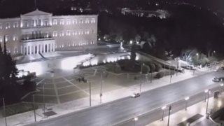 Σύνταγμα: Ημίγυμνος με καραμπίνα απειλούσε να ανοίξει πυρ στο μνημείο του Αγνώστου Στρατιώτη