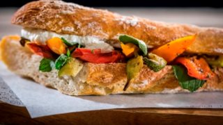 Η Μάρω Παρασκευούδη Επιστρέφει Στο Κολωνάκι: Γνώρισε κι εσύ το παραδοσιακό παντοπωλείο με τα πιο γκουρμέ σάντουιτς της πόλης!