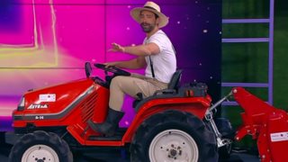 Ο Σάκης Τανιμανίδης εισέβαλε με τρακτέρ στο &quot;Καλό Μεσημεράκι&quot;