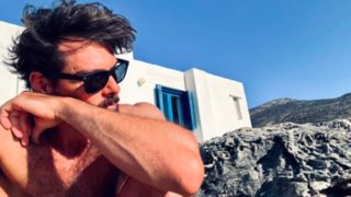 Ο Γιάννης Κουκουράκης ανεβάζει τη θερμοκρασία στην Τήνο