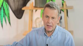 Απόστολος Γκλέτσος: Το άγνωστο περιστατικό με Πέτρο Κωστόπουλο: «Δαρθήκαμε κανονικά, έπεσε ξύλο. Πιαστήκαμε στα χέρια κι έπεσαν κάτι… ψιλές»