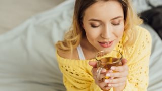 Πόνος στο λαιμό: 10 εύκολες θεραπείες που μπορείς να δοκιμάσεις