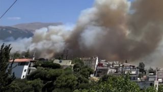 Πάτρα: Μεγάλη φωτιά κοντά στα σπίτια στην περιοχή Γηροκομείο – Μήνυμα 112, εκκενώνεται το Καραμανδάνειο