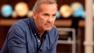 Πέτρος Κωστόπουλος: Η έντονη ενόχληση μπροστά στην κάμερα και η απρεπής χειρονομία: Δείτε το video!