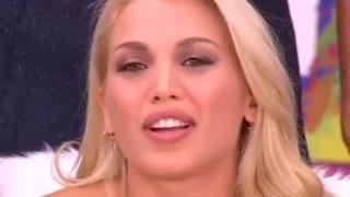 Κωνσταντίνα Σπυροπούλου: Η πρεμιέρα της εκπομπής με τις «διάσημες» ευχές και τα πρώτα λόγια της παρουσιάστριας