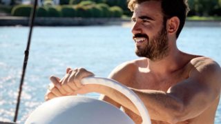 Νίκος Πολυδερόπουλος: Ποζάρει μόνο με το μαγιό του!