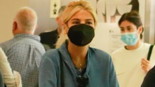 Η Φαίη Σκορδά με τους γιους της στο αεροδρόμιο