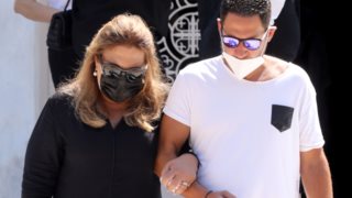 Συντετριμμένη η Δέσποινα Μοιραράκη στο μνημόσυνο του Γιάννη Κοντούλη