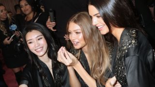 Victoria&#39;s Secret 2018: Οι πιο glamorous στιγμές από τα backstage του χτεσινού show
