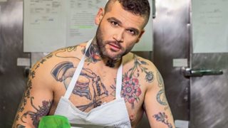 Διονύσης Αλέρτας: Έβαψε κόκκινα τα νύχια του: Φωτογραφία