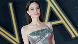 Angelina Jolie | To λάθος με τα extensions στα μαλλιά της που έγινε viral