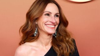 Η Julia Roberts αγκαλιά με τα τρία της παιδιά | Το σπάνιο οικογενειακό κλικ
