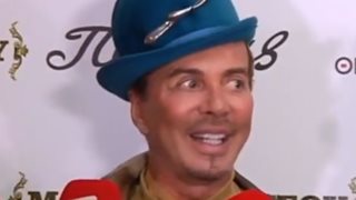 Λάκης Γαβαλάς: «Άρχισα να κουνάω το χέρι λίγο περίεργα και η γυναίκα μου με χώρισε»