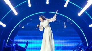 Αμάντα Γεωργιάδη | Η εντυπωσιακή εμφάνιση στο Τιρκουάζ χαλί της Eurovision