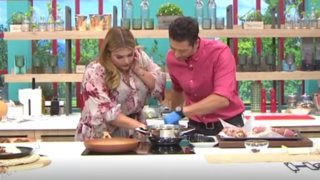 Η Συνταγή της Ημέρας: Ο Απόστολος Ρουβάς ετοιμάζει ρολό χοιρινού με πέστο βασιλικού και πουρέ σελινόριζας