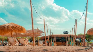 Kraken Beach Bar | Αυτός είναι ο νέος σου καλοκαιρινός προορισμός για μουσικές, cocktails, surf και φαγητό που σε ταξιδεύουν χωρίς να πας μακριά