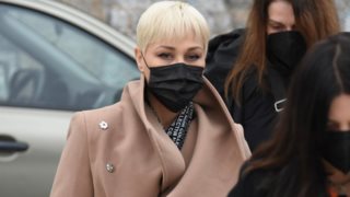 Δίκη Πέτρου Φιλιππίδη | "Έσπασε" η Πηνελόπη Αναστασοπούλου στην είσοδο του ηθοποιού στην αίθουσα