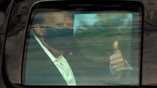 Σάλος με τον Donald Trump : Βγήκε από το νοσοκομείο και έκανε βόλτα για να χαιρετήσει τους οπαδούς του