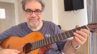 Ο Δημήτρης Σταρόβας παίζει ξανά κιθάρα, μετά την περιπέτεια υγείας του