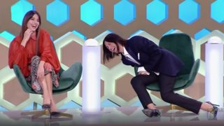 Video of the Day | Η Ραμόνα Βλαντή έπεσε από την καρέκλα, με την Ηλιάνα Παπαγεωργίου να ξεκαρδίζεται
