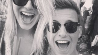 Margot Robbie: Εσύ έχεις δει τον κούκλο μικρό αδελφό της; Οι φωτογραφίες του θα σε πείσουν