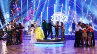 DWTS | Με Ηλία Βρεττό υποδέχτηκε το 2022 η Βίκυ Καγιά και η ομάδα του λαμπερού show!