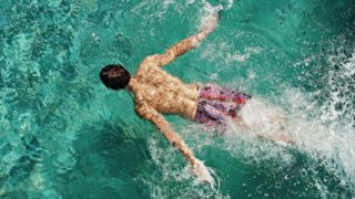 Η πιο αποτελεσματική προπόνηση γίνεται στο νερό
: Πώς θα κάψεις το λίπος και θα τονώσεις τους μυς σου την ώρα που κάνεις το μπάνιο σου στη θάλασσα.
