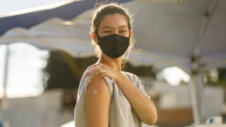 Εμβολιασμοί: &quot;Κλειδώνει&quot; η τρίτη δόση στο 4μηνο - Τι θα κρίνει την επέκταση της υποχρεωτικότητας και σε ποιους