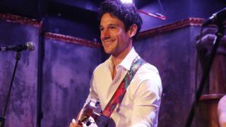 Διέκοψε τη συναυλία του ο Πάνος Βλάχος, μετά από αίτημα θαυμάστριάς του: &quot;Να βγάλω το πουκάμισο;&quot;