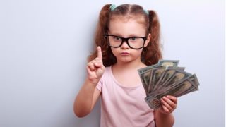 Πώς να μάθεις στο παιδί σου την αξία των χρημάτων: Η Σάντυ Κουτσοσταμάτη σού αναλύει τους τέσσερις τρόπους για να τα καταφέρεις
