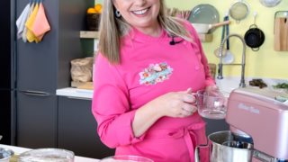 Dina&#39;s Bakery: Η Ντίνα Νικολάου στο MEGA