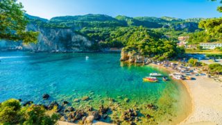 Ποιοι τουρίστες &quot;ψηφίζουν&quot; Ελλάδα για τις διακοπές τους και πόσα ξοδεύουν - Προτιμούν αξιοθέατα από ήλιο και θάλασσα