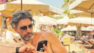 Ο Σπύρος Μαρτίκας σε χαλαρές στιγμές στην Πάρο με ξανθιά καλλονή