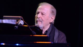 Γιάννης Σπανός: Έφυγε από τη ζωή ο μεγάλος Έλληνας μουσικοσυνθέτης