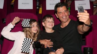 Σάκης Ρουβάς: Στον κινηματογράφο με τα παιδιά του: Όλες οι φωτογραφίες