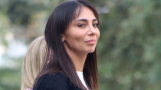 Ολυμπία Χοψονίδου: Το ιδανικό look της στην παρέλαση με πλισέ φούστα, λευκό πουκάμισο και συλλεκτική τσάντα Hermes