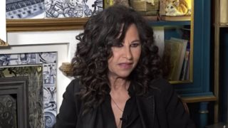 Ελευθερία Αρβανιτάκη: &quot;Δεν έχω πολλές μνήμες από εκείνον - Νομίζω ήταν μια άμυνα να ξεχάσω&quot;