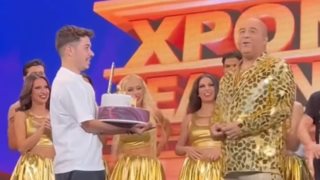 Ο Χάρης Σεφερλής έκανε έκπληξη στον πατέρα του, Μάρκο για τα γενέθλιά του πάνω στη σκηνή του θεάτρου - Δείτε το video!