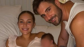 Οι πρώτες εικόνες του Γιώργου Λιβάνη και της Ανδρομάχης με τον νεογέννητο γιο τους