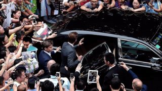 Τα μυστικά για να ελκύεις τον κόσμο γύρω σου: Οι κανόνες που θα σε κάνουν να κλέβεις τις εντυπώσεις όπου σταθείς και όπου βρεθείς