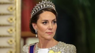 Kate Middleton – Βασίλισσα Καμίλα | Οι εντυπωσιακές τιάρες και τα κοσμήματα που φόρεσαν στη δεξίωση του Buckingham Palace