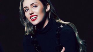 Miley Cyrus: Ερμηνεύει μία σύγχρονη (και φεμινιστική) εκδοχή του Santa Baby
