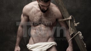 Νίκος Σόλης: Ο κούκλος που έπιασε τον Σταυρό στην Κωνσταντινούπολη και έγινε viral φωτογραφίζεται σχεδόν γυμνός και προκαλεί!