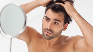 Τι φταίει και χάνεις τα μαλλιά σου
: Τι είναι η αλωπεκία και ποια τα είδη της
