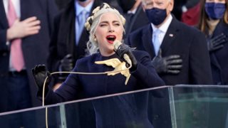 Lady Gaga | Η εντυπωσιακή εμφάνιση την ορκωμοσία Biden &amp; το αρκετά stylish χτένισμα που επέλεξε