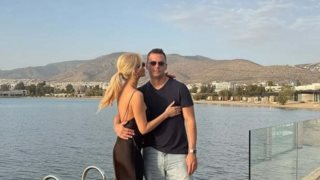 Η Κατερίνα Καινούργιου σε ειδυλλιακό πάρτι στην Αθηναϊκή Ριβιέρα για τα γενέθλια του Παναγιώτη Κουτσουμπή - Το παθιασμένο φιλί