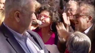 Η Σοφία Βόσσου τραγούδησε την "Άνοιξη" στα γραφεία του Στέφανου Κασσελάκη