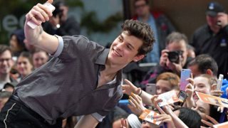 Έρευνα αποκαλύπτει τι νιώθουν οι άνθρωποι όταν βγάζουν selfies: Με αφορμή την National Selfie Day!