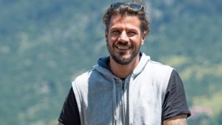 So Hot Right Now: Ο Άκης Πετρετζίκης κάνει γυμναστική στο σπίτι μπροστά στην κάμερα!